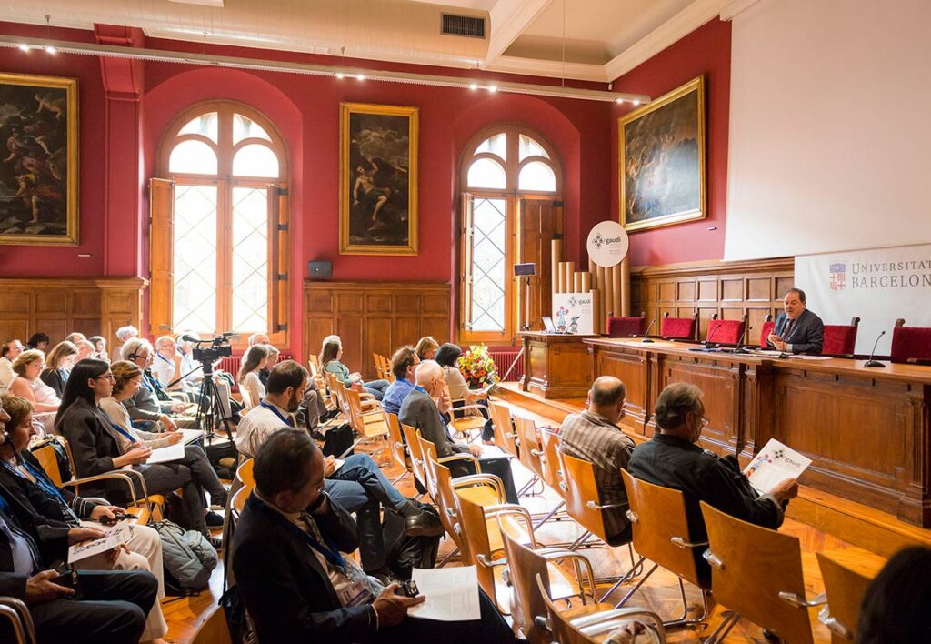 Speaker addressing the audience at the Gaudí World Congress 2016 inside a lecture hall at Universitat de Barcelona