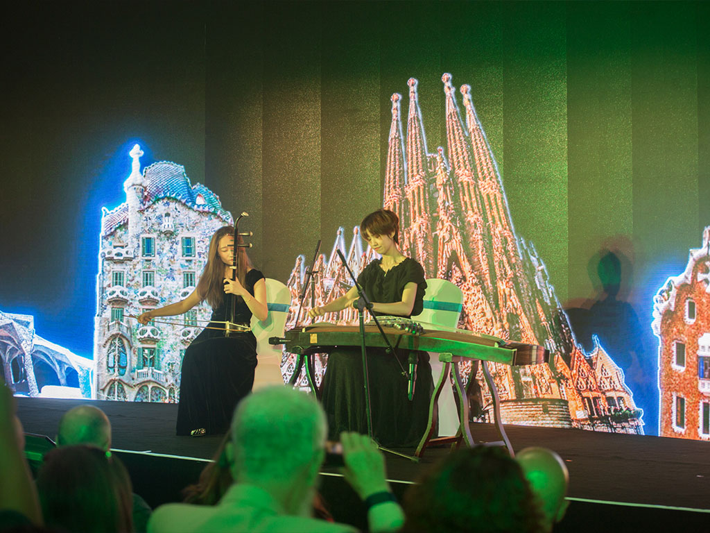 Musicians performing at Gaudí World Congress 2016 in Shanghai with Sagrada Família and Casa Batlló projections