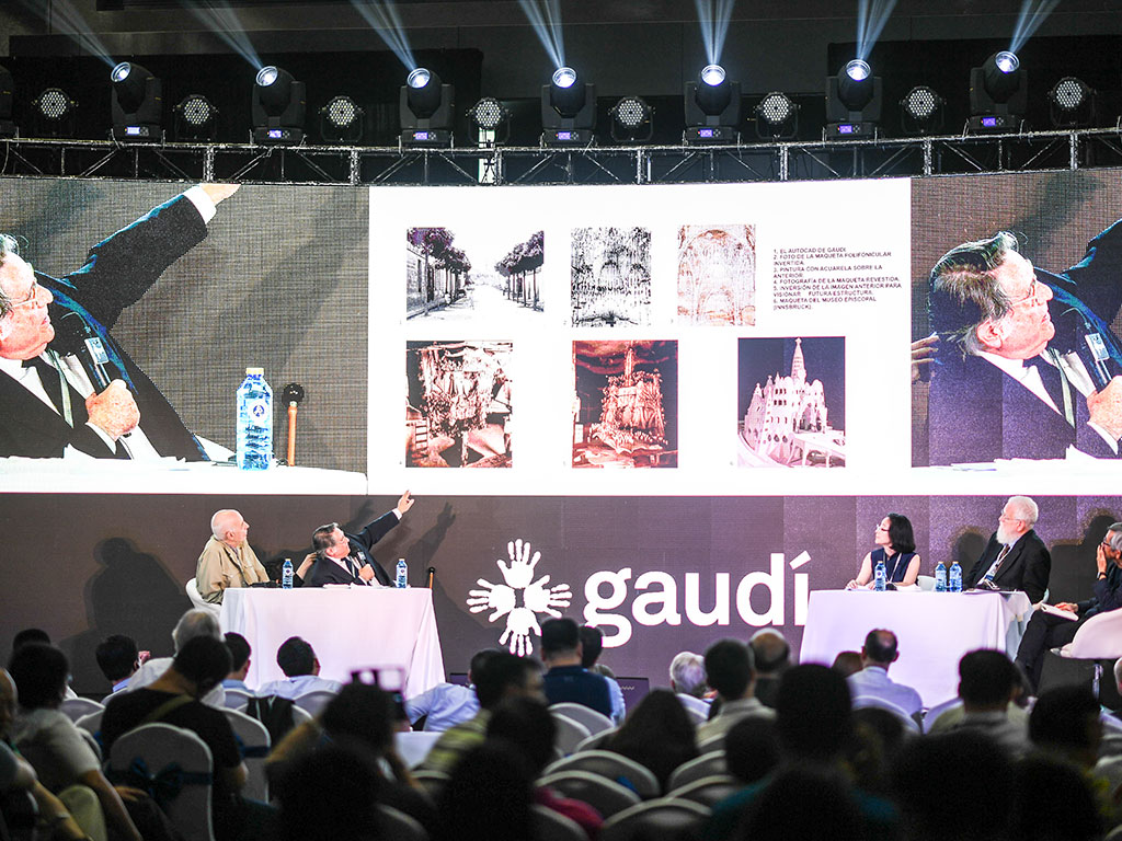 Panel discussion at Gaudí World Congress 2016 in Shanghai presenting works and photographs of Gaudí’s architecture.