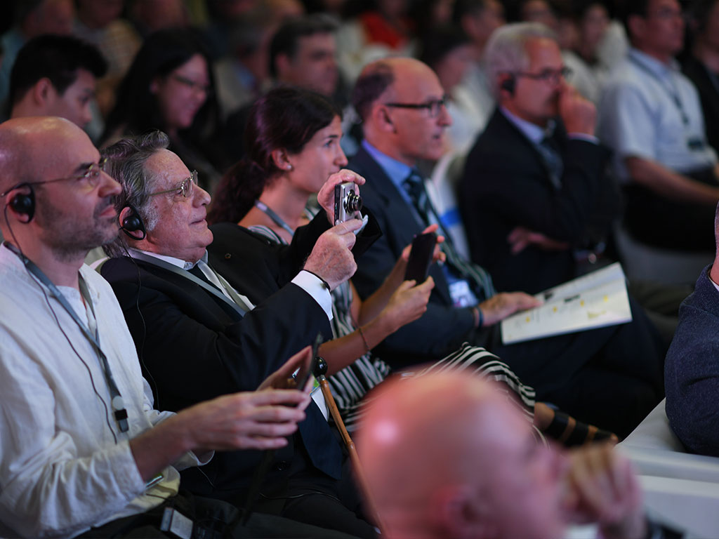 Attendees at Gaudí World Congress 2016 in Shanghai listening to presentations and taking photos