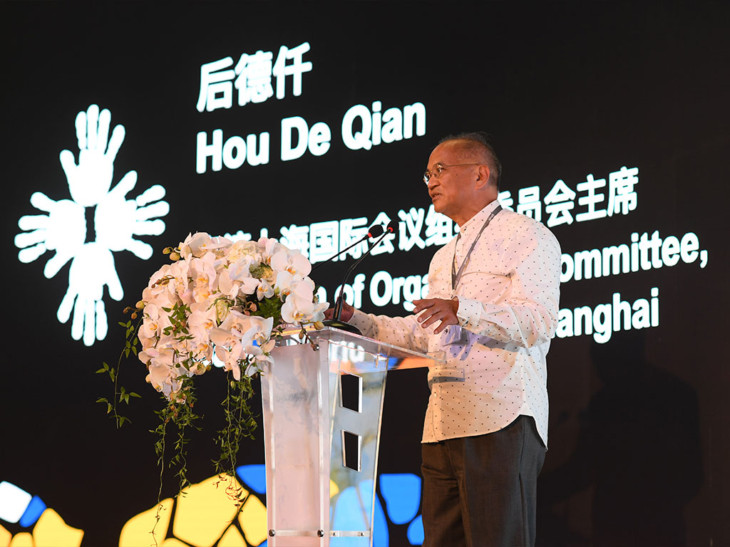 Hou De Qian, Chairman of the Organizing Committee, speaking at Gaudí World Congress 2016 in Shanghai.